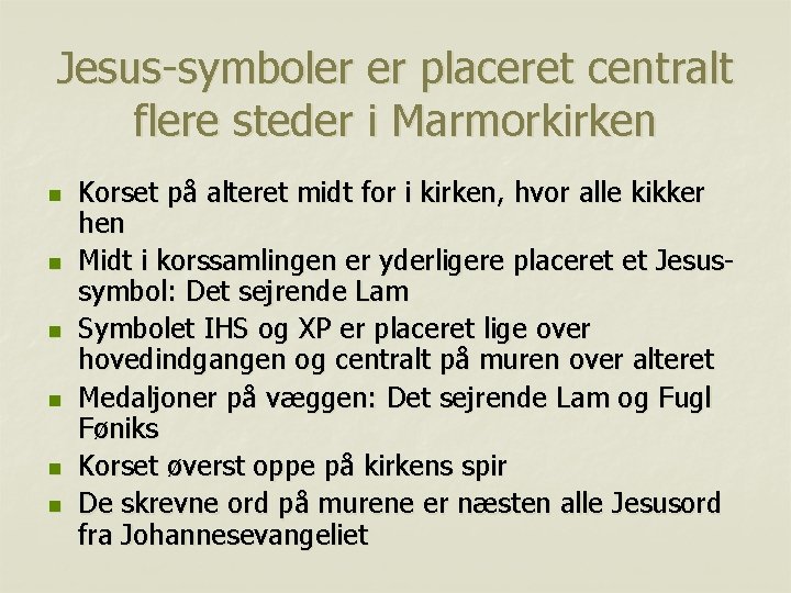 Jesus-symboler er placeret centralt flere steder i Marmorkirken n n n Korset på alteret