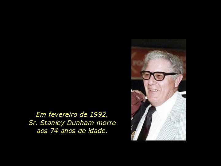 Em fevereiro de 1992, Sr. Stanley Dunham morre aos 74 anos de idade. 