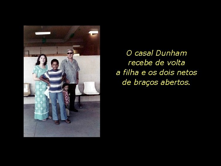 O casal Dunham recebe de volta a filha e os dois netos de braços