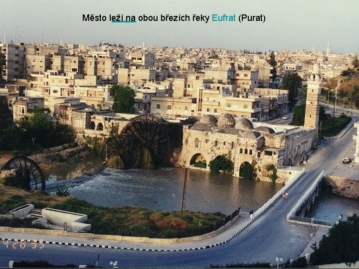 Město leží na obou březích řeky Eufrat (Purat) 