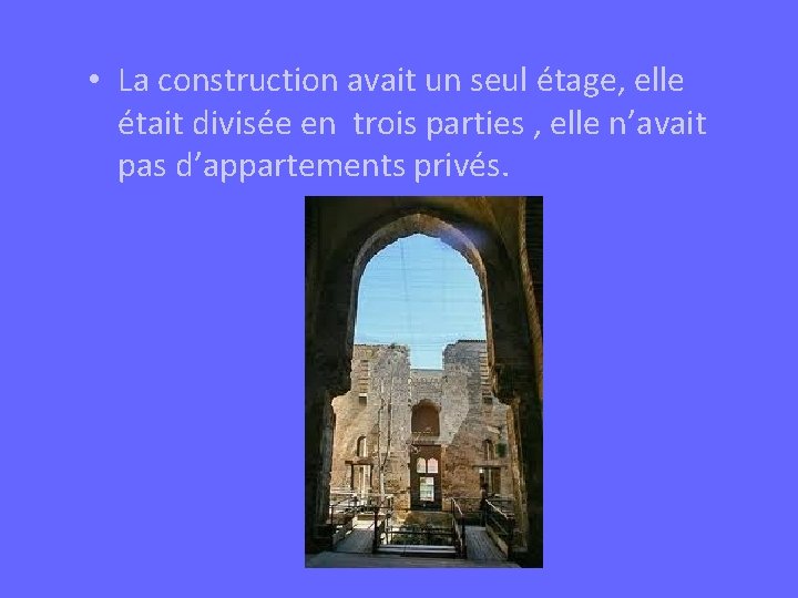  • La construction avait un seul étage, elle était divisée en trois parties