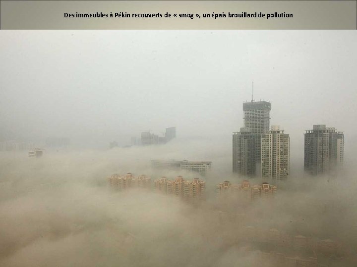 Des immeubles à Pékin recouverts de « smog » , un épais brouillard de