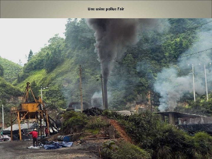 Une usine pollue l’air 