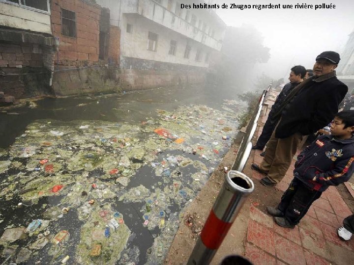 Des habitants de Zhugao regardent une rivière polluée 