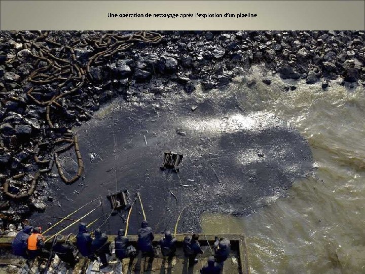 Une opération de nettoyage après l’explosion d’un pipeline 
