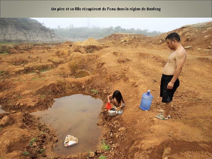 Un père et sa fille récupèrent de l’eau dans la région de Baofeng 