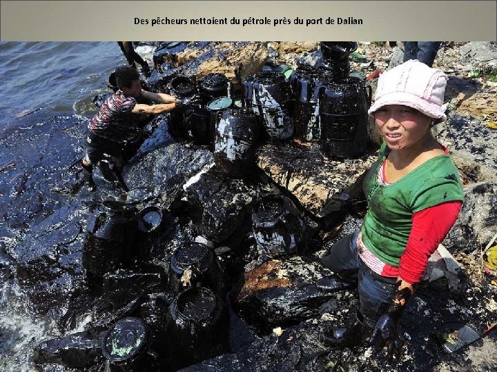 Des pêcheurs nettoient du pétrole près du port de Dalian 