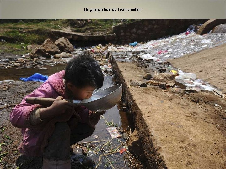 Un garçon boit de l’eau souillée 