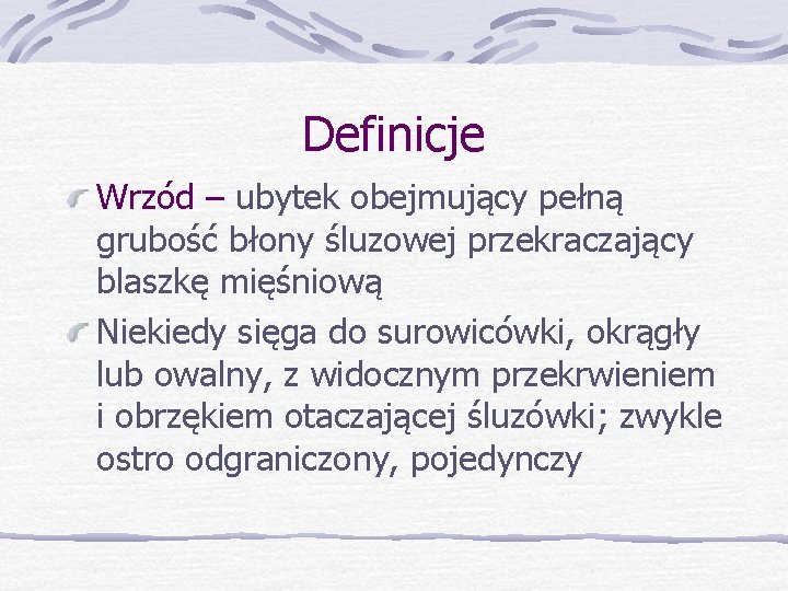 Definicje Wrzód – ubytek obejmujący pełną grubość błony śluzowej przekraczający blaszkę mięśniową Niekiedy sięga