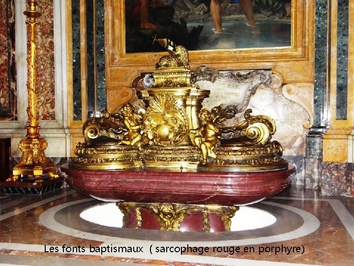 Les fonts baptismaux ( sarcophage rouge en porphyre) 