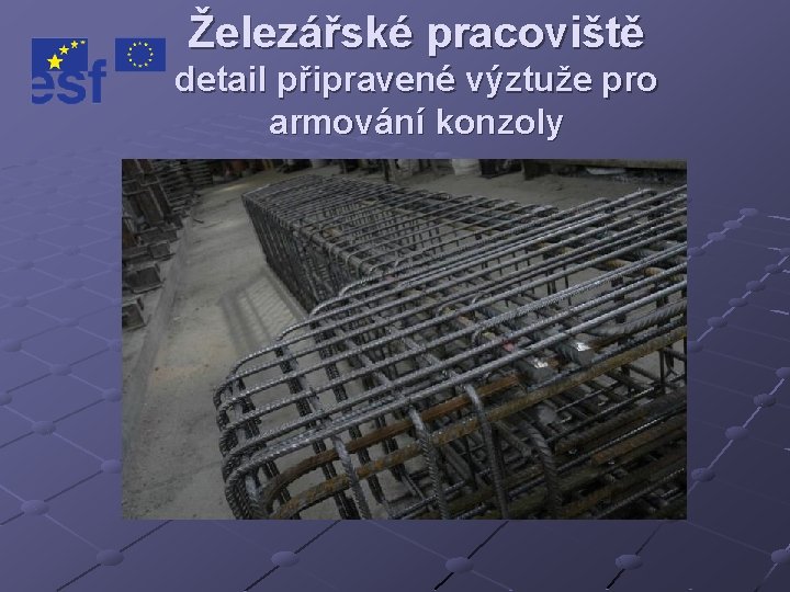 Železářské pracoviště detail připravené výztuže pro armování konzoly 