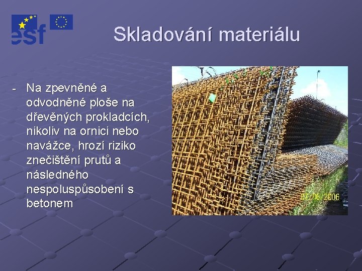 Skladování materiálu - Na zpevněné a odvodněné ploše na dřevěných prokladcích, nikoliv na ornici