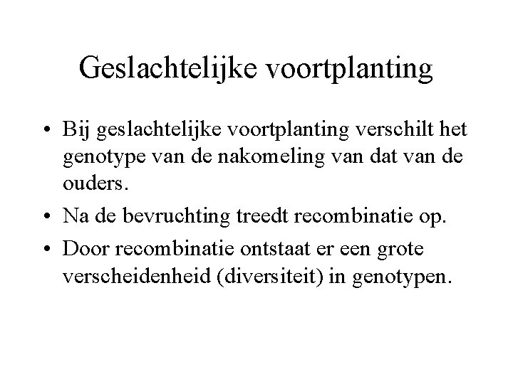 Geslachtelijke voortplanting • Bij geslachtelijke voortplanting verschilt het genotype van de nakomeling van dat