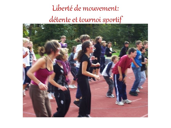 Liberté de mouvement: détente et tournoi sportif 