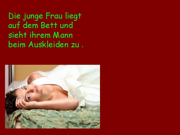 Die junge Frau liegt auf dem Bett und sieht ihrem Mann beim Auskleiden zu.