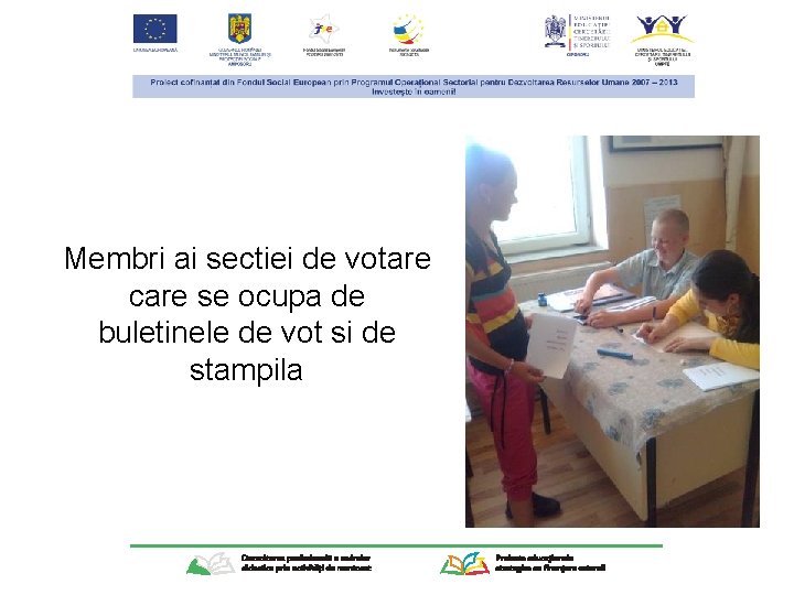 Membri ai sectiei de votare care se ocupa de buletinele de vot si de