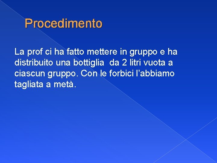 Procedimento La prof ci ha fatto mettere in gruppo e ha distribuito una bottiglia