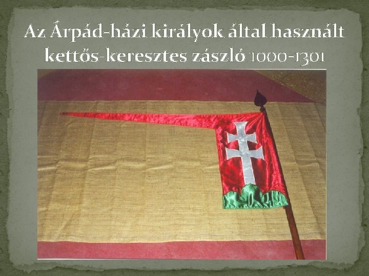 Az Árpád-házi királyok által használt kettős-keresztes zászló 1000 -1301 