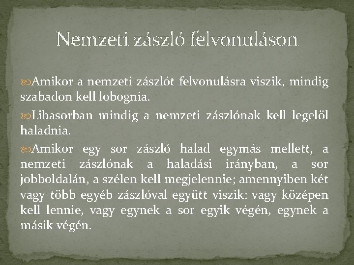 Nemzeti zászló felvonuláson Amikor a nemzeti zászlót felvonulásra viszik, mindig szabadon kell lobognia. Libasorban