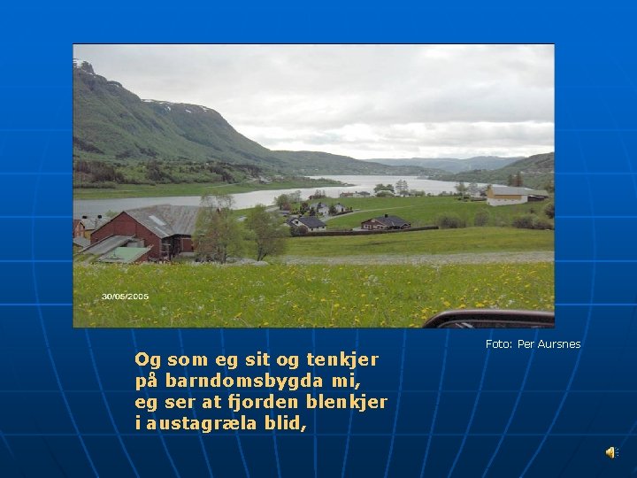 Og som eg sit og tenkjer på barndomsbygda mi, eg ser at fjorden blenkjer