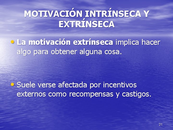 MOTIVACIÓN INTRÍNSECA Y EXTRÍNSECA • La motivación extrínseca implica hacer algo para obtener alguna