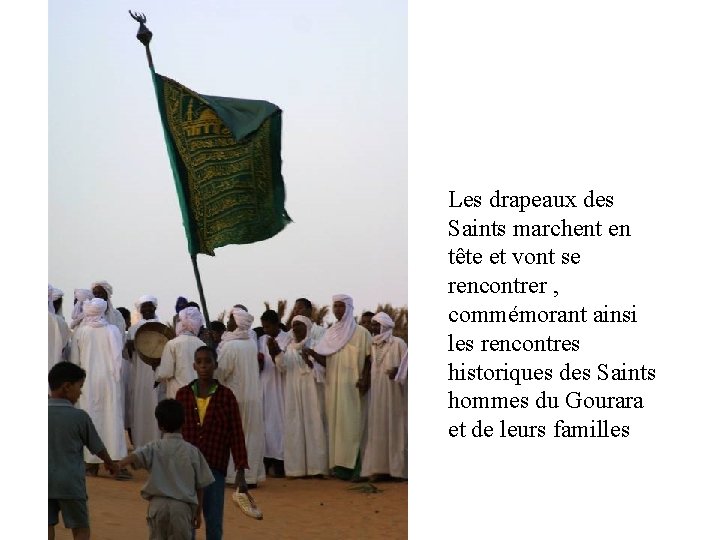 Les drapeaux des Saints marchent en tête et vont se rencontrer , commémorant ainsi