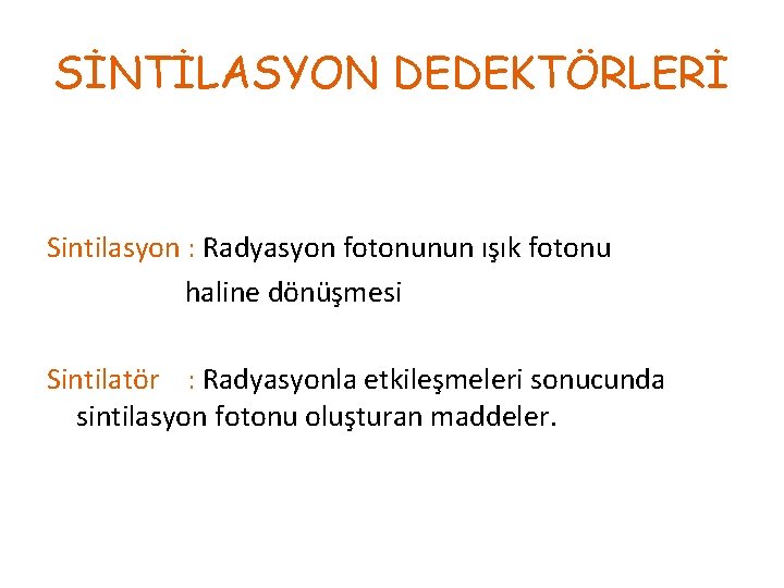 SİNTİLASYON DEDEKTÖRLERİ Sintilasyon : Radyasyon fotonunun ışık fotonu haline dönüşmesi Sintilatör : Radyasyonla etkileşmeleri SİNTİLASYON DEDEKTÖRLERİ Sintilasyon : Radyasyon fotonunun ışık fotonu haline dönüşmesi Sintilatör : Radyasyonla etkileşmeleri