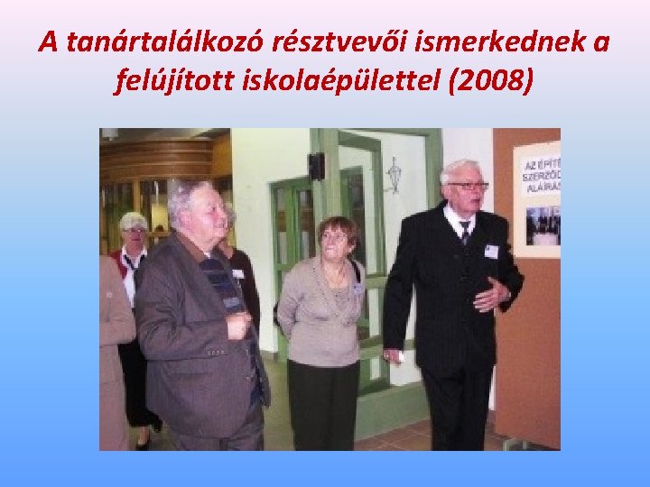 A tanártalálkozó résztvevői ismerkednek a felújított iskolaépülettel (2008) 