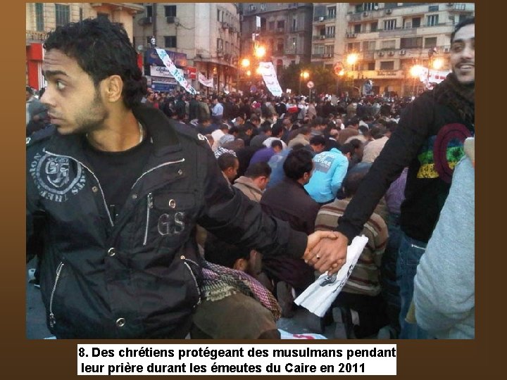 8. Des chrétiens protégeant des musulmans pendant leur prière durant les émeutes du Caire