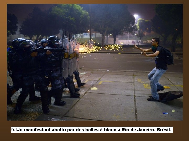 9. Un manifestant abattu par des balles à blanc à Rio de Janeiro, Brésil.