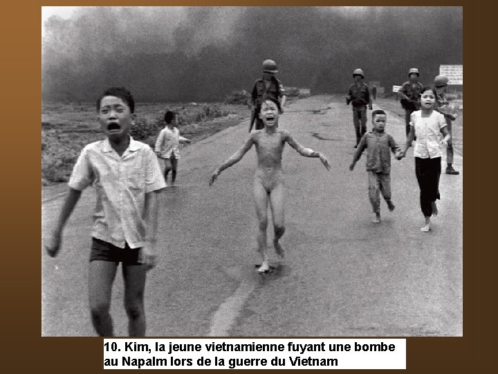 10. Kim, la jeune vietnamienne fuyant une bombe au Napalm lors de la guerre