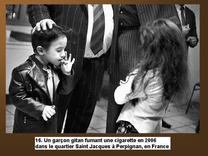 16. Un garçon gitan fumant une cigarette en 2006 dans le quartier Saint Jacques