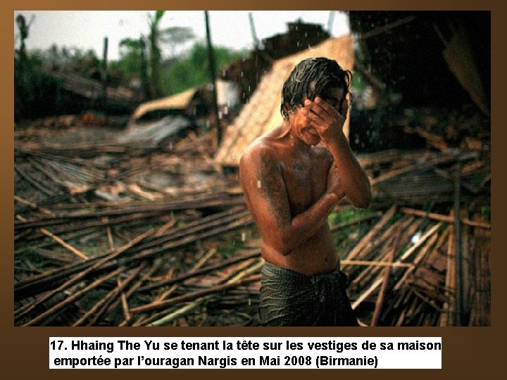 17. Hhaing The Yu se tenant la tête sur les vestiges de sa maison