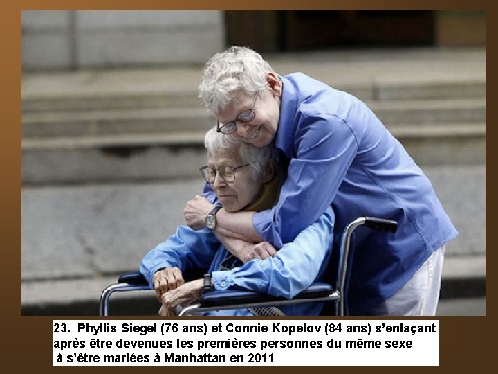 23. Phyllis Siegel (76 ans) et Connie Kopelov (84 ans) s’enlaçant après être devenues