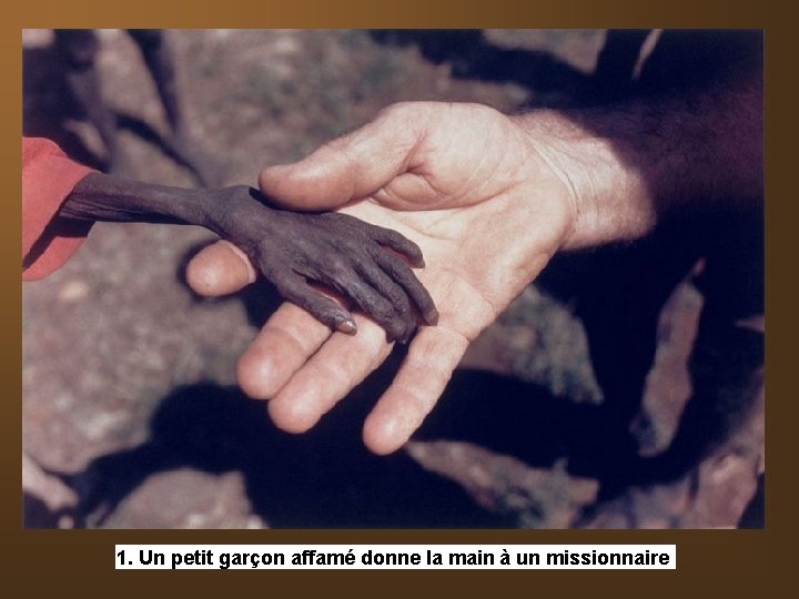 1. Un petit garçon affamé donne la main à un missionnaire 