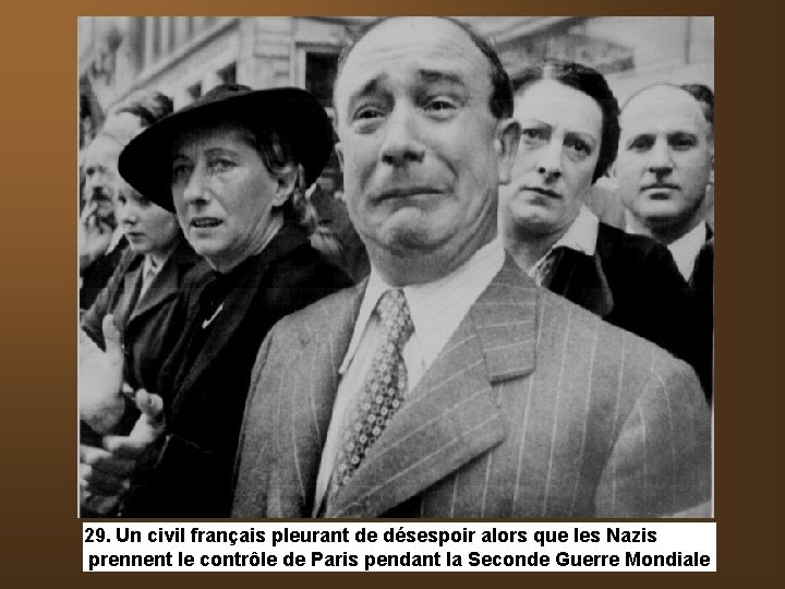 29. Un civil français pleurant de désespoir alors que les Nazis prennent le contrôle