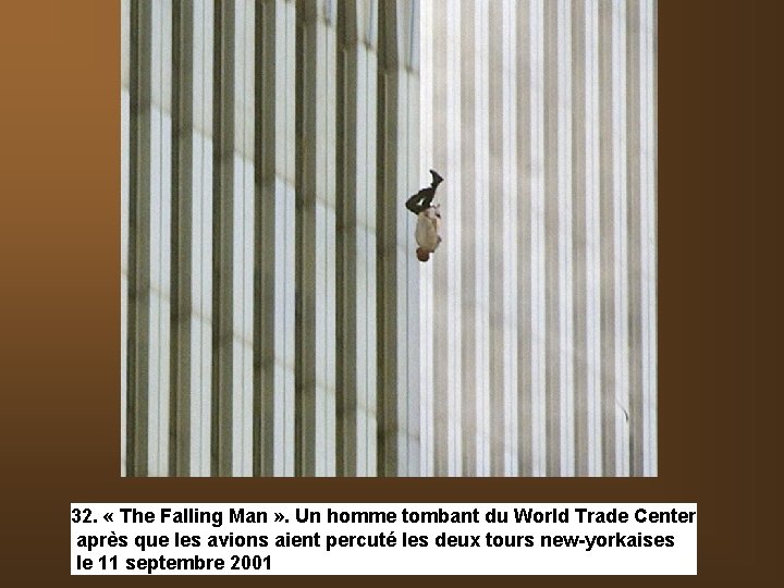 32. « The Falling Man » . Un homme tombant du World Trade Center