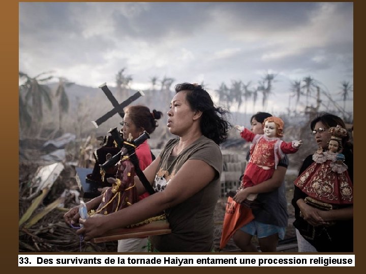 33. Des survivants de la tornade Haiyan entament une procession religieuse 