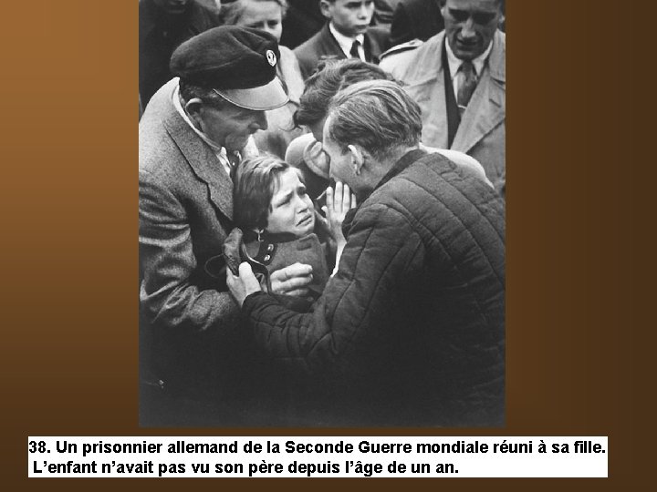 38. Un prisonnier allemand de la Seconde Guerre mondiale réuni à sa fille. L’enfant