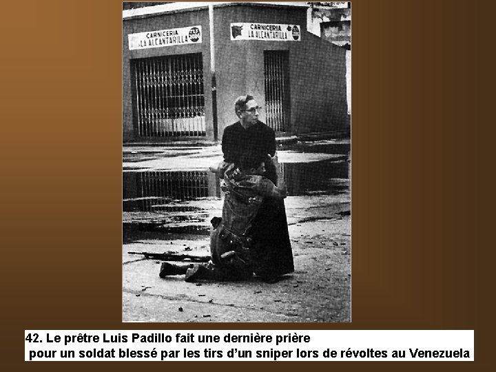 42. Le prêtre Luis Padillo fait une dernière prière pour un soldat blessé par