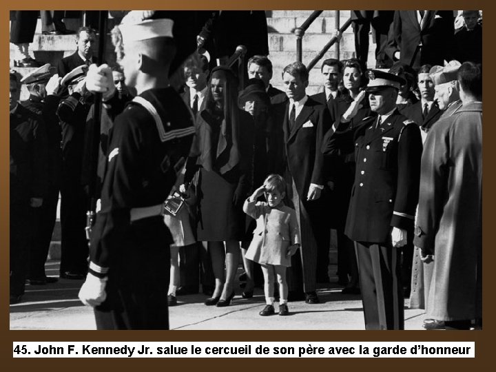 45. John F. Kennedy Jr. salue le cercueil de son père avec la garde