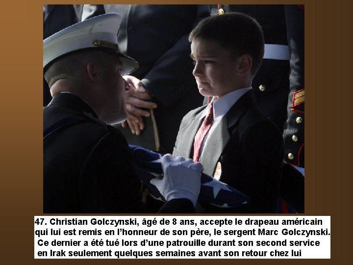 47. Christian Golczynski, âgé de 8 ans, accepte le drapeau américain qui lui est