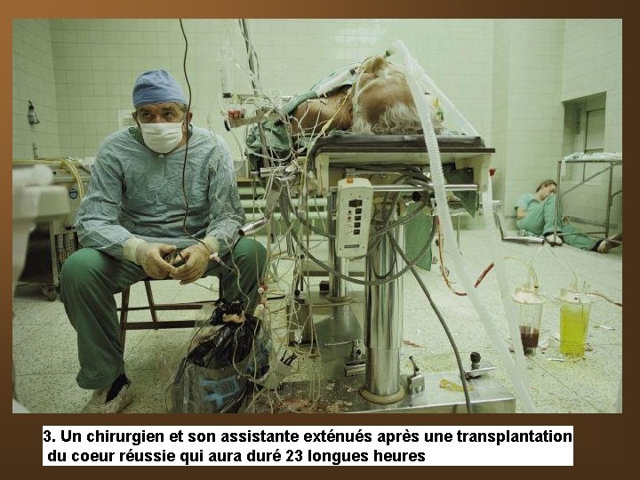 3. Un chirurgien et son assistante exténués après une transplantation du coeur réussie qui
