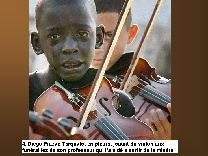 4. Diego Frazão Torquato, en pleurs, jouant du violon aux funérailles de son professeur