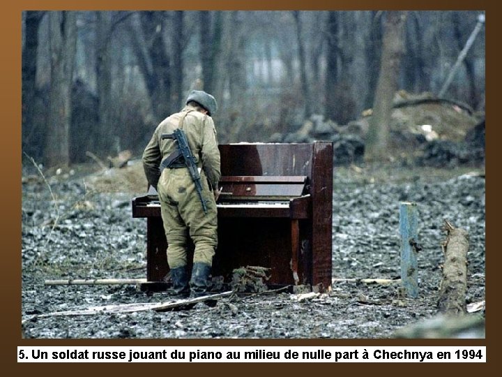 5. Un soldat russe jouant du piano au milieu de nulle part à Chechnya