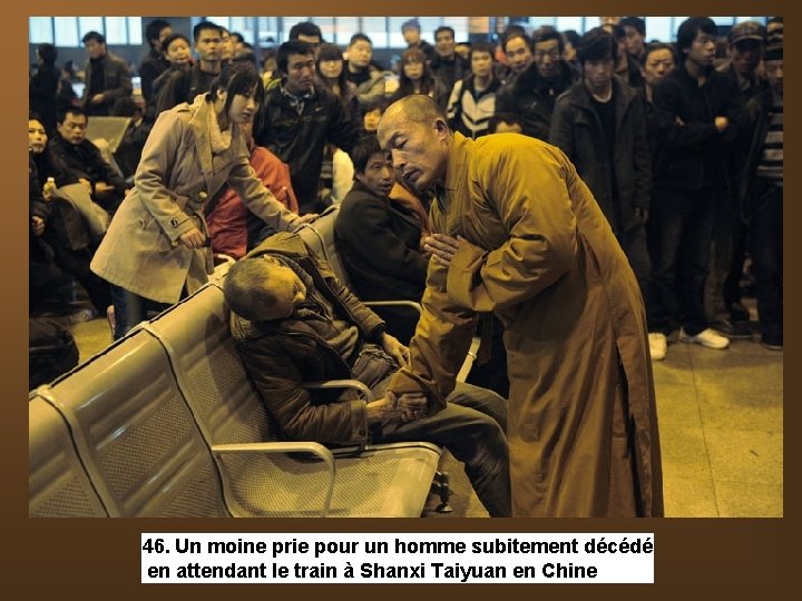 46. Un moine prie pour un homme subitement décédé en attendant le train à