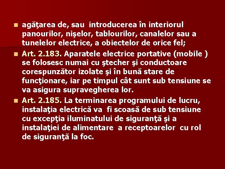 agăţarea de, sau introducerea în interiorul panourilor, nişelor, tablourilor, canalelor sau a tunelelor electrice,