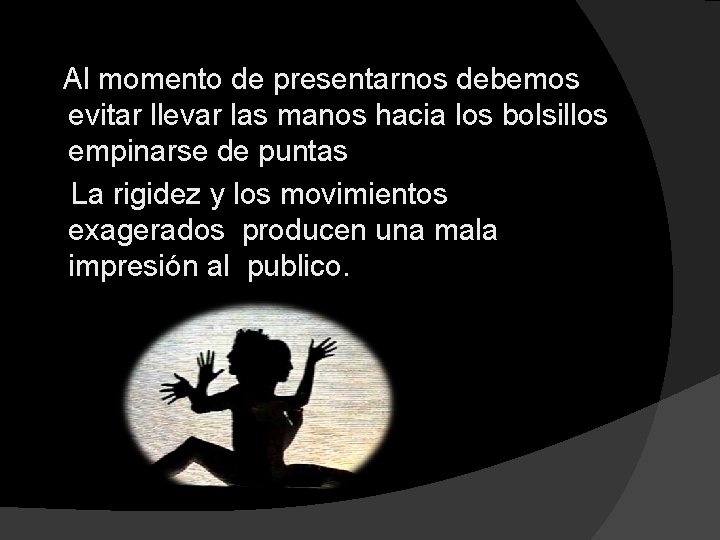  Al momento de presentarnos debemos evitar llevar las manos hacia los bolsillos empinarse