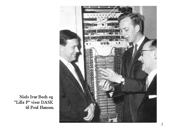 Niels Ivar Bech og ”Lille P” viser DASK til Poul Hansen. 3 