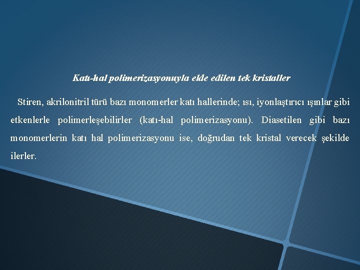 Katı-hal polimerizasyonuyla elde edilen tek kristaller Stiren, akrilonitril türü bazı monomerler katı hallerinde; ısı,